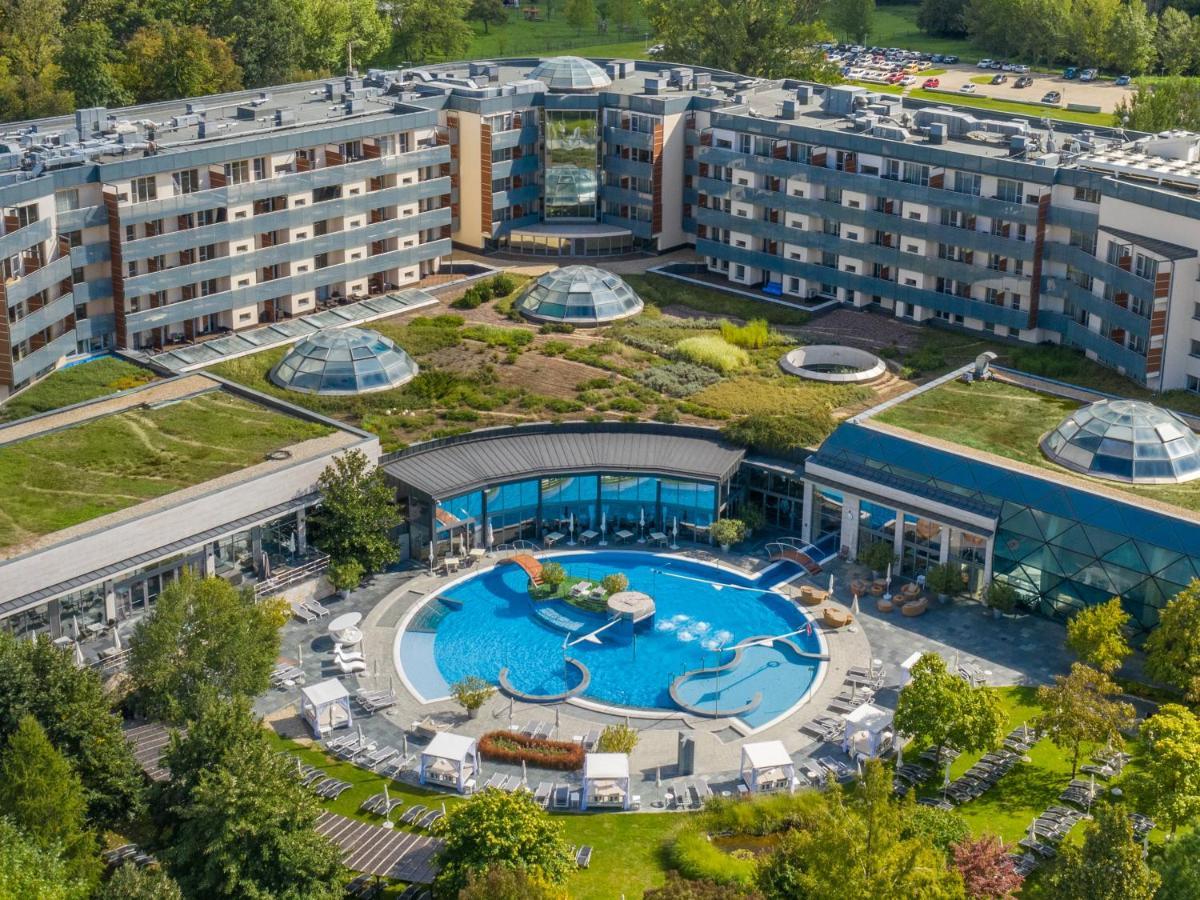 Spirit Hotel Thermal Spa Sárvár Eksteriør bilde Aerial view of the complex