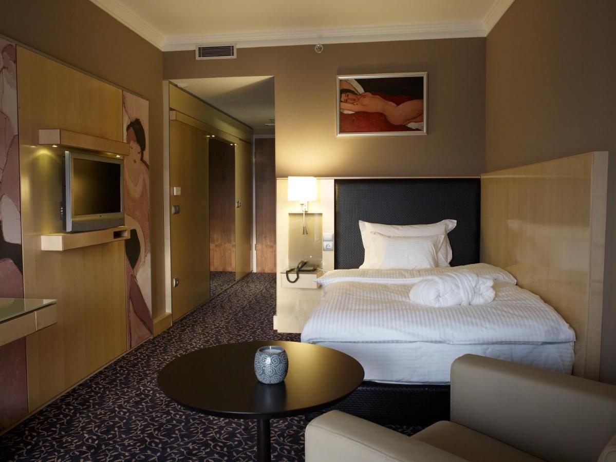 Spirit Hotel Thermal Spa Sárvár Eksteriør bilde A room at the hotel
