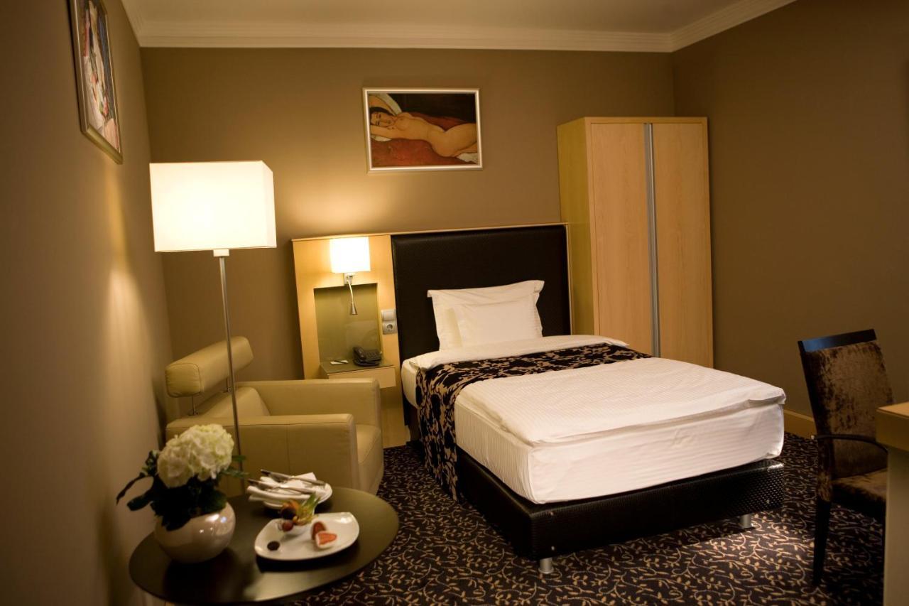 Spirit Hotel Thermal Spa Sárvár Eksteriør bilde A single room at the hotel