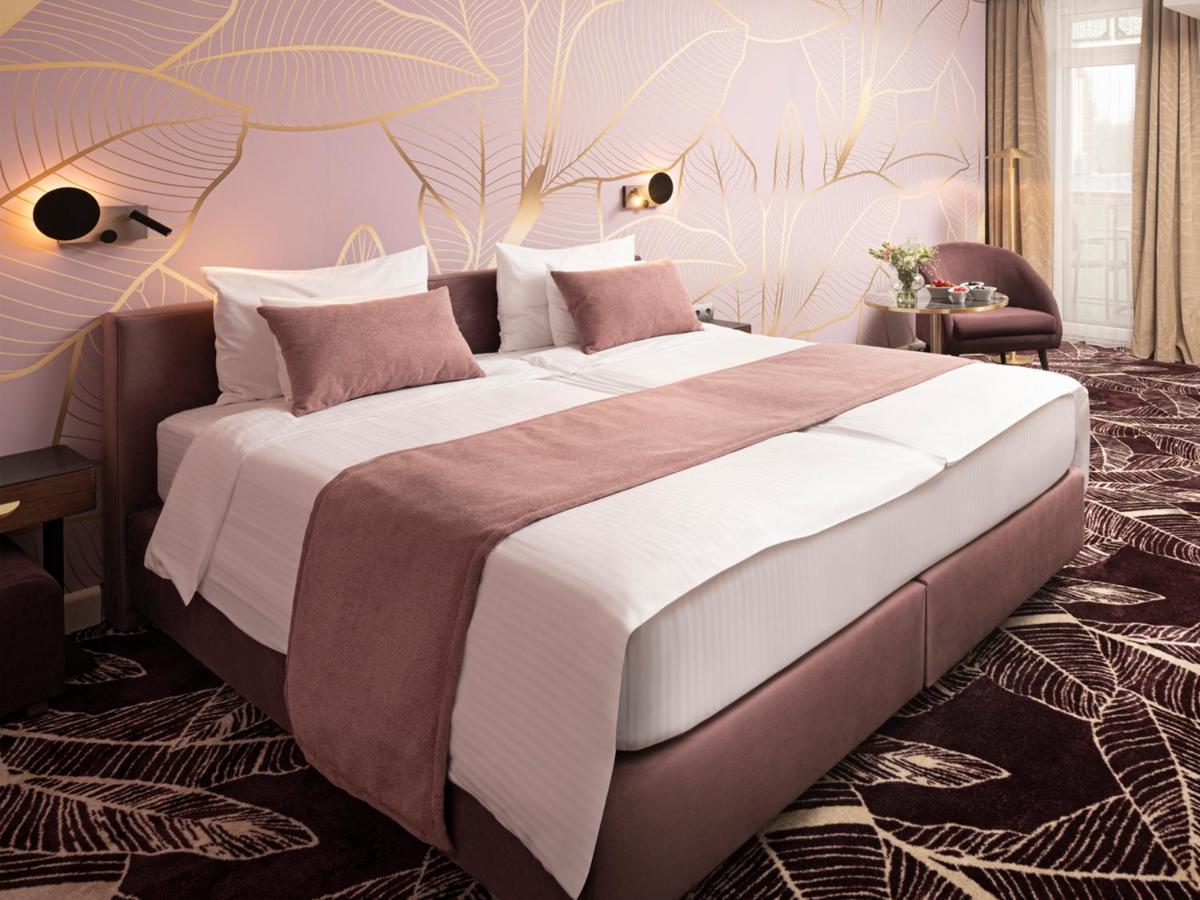 Spirit Hotel Thermal Spa Sárvár Eksteriør bilde A bedroom at the hotel
